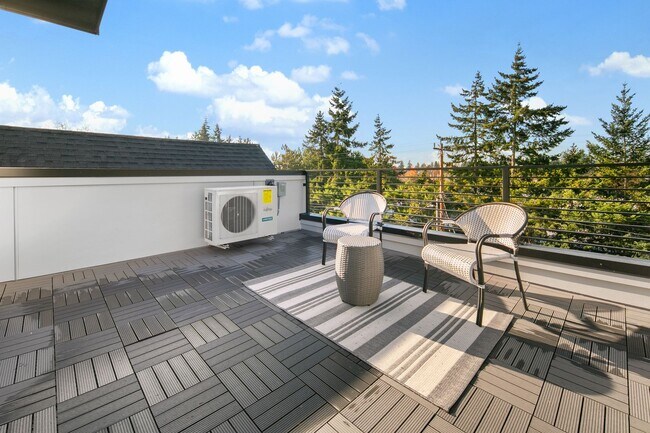 Building Photo - Modern Townhome in Licton Springs – Rooftop Deck & Stylish Living!
