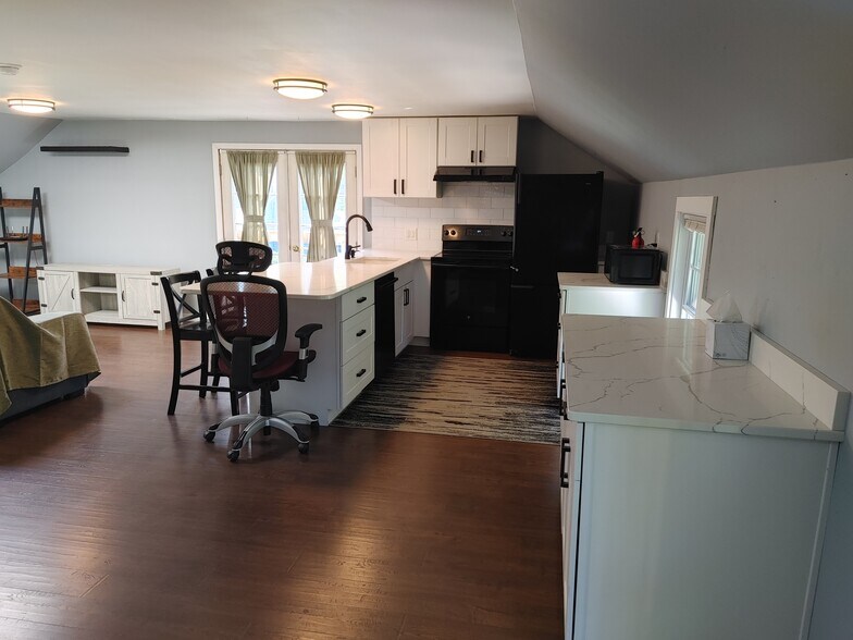 Quartz Countertops in Kitchen - 23 River St