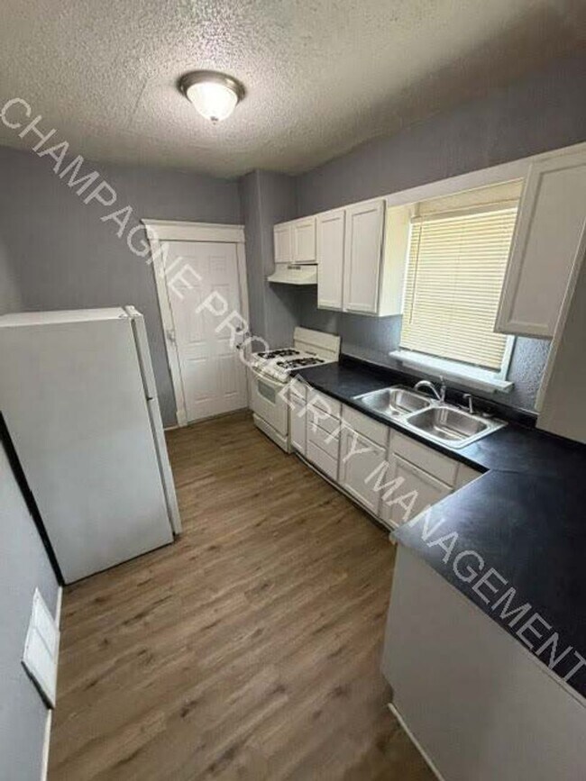 Building Photo - Newly Renovated Single Family Home