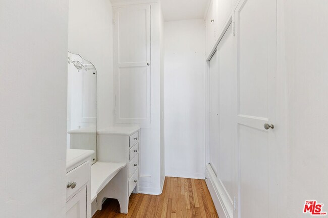 Building Photo - 201 S Poinsettia Pl