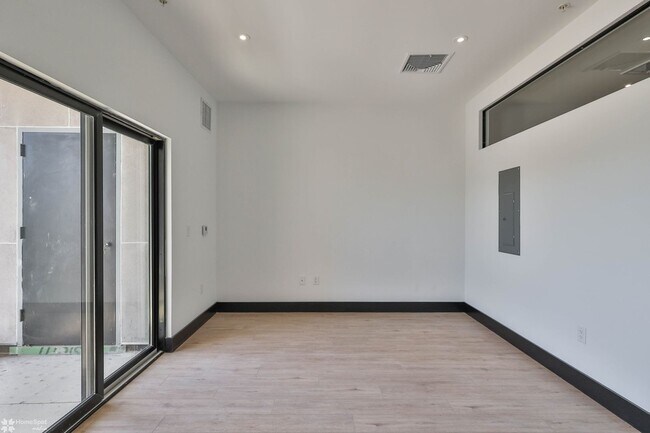 Building Photo - Interior 1 Bed / 1 Bath Apartment at Water...