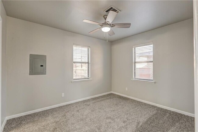 Building Photo - 3035 SE 20th St