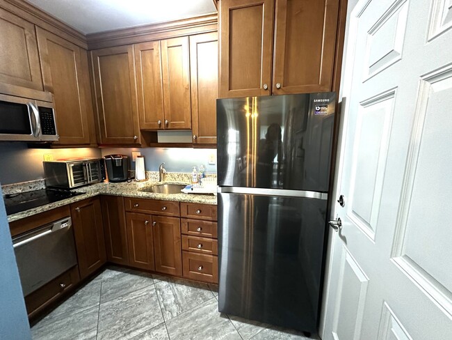 Building Photo - ANNUAL - Beachy 2 bed 1 bath condo near th...