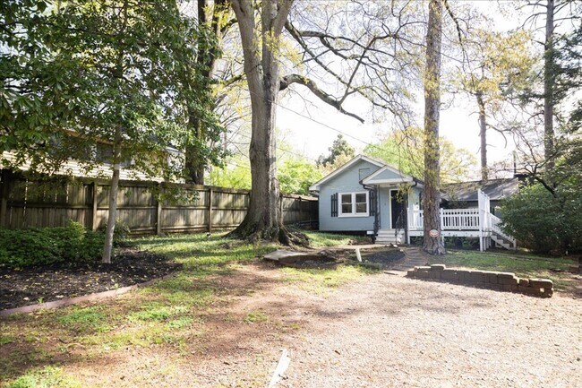 Building Photo - Beautifully Renovated 2/1 in Desirable Grant Park!