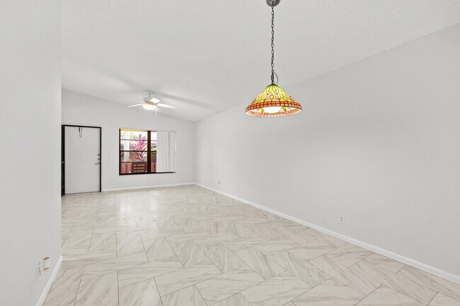 Building Photo - 8019 SE Villa Cir