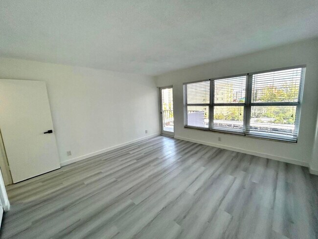 Building Photo - 405 N Ocean Blvd