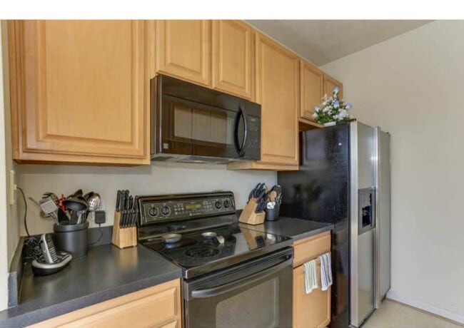 Building Photo - 5236 Summer Crescent