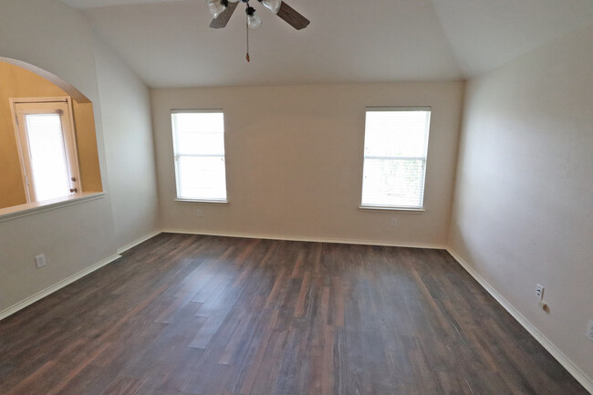 Building Photo - 1000 Warbler Ln