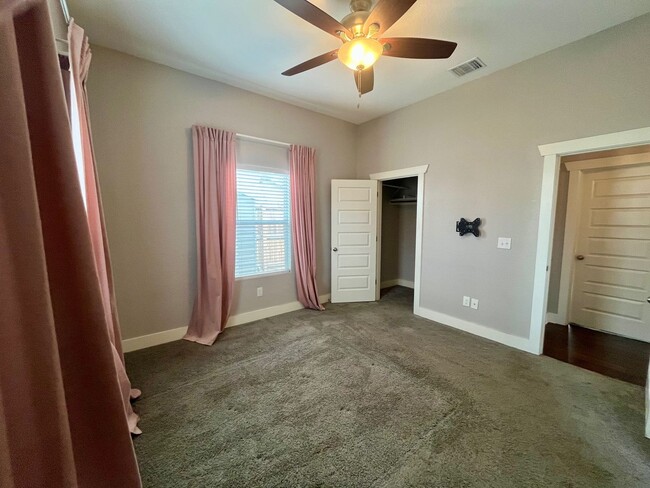 Building Photo - 3/2 Single Story Conveniently Located to D...