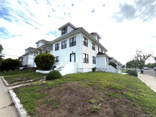 Building Photo - 302 W Hudson St
