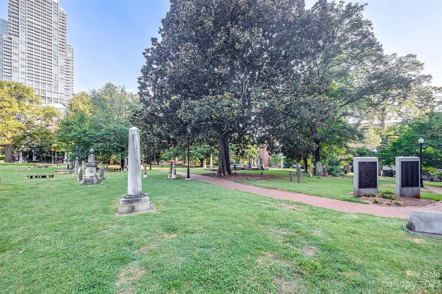 Building Photo - 127 N Tryon St