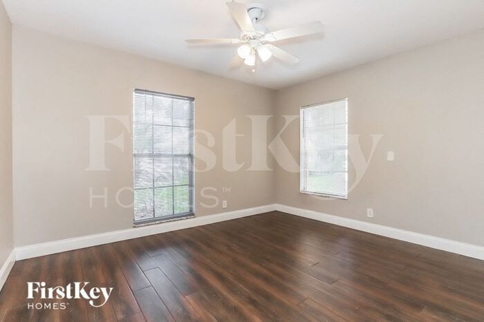 Building Photo - 1005 Greenbriar Dr
