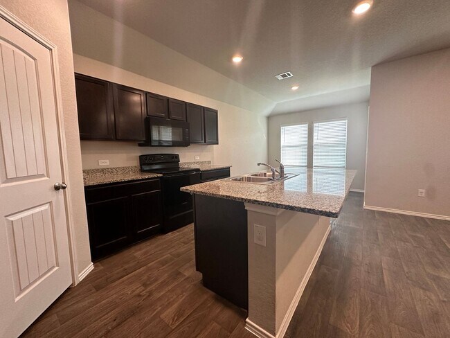 Building Photo - Classic Three Bedroom Two Bath Home in a Great Neighborhood