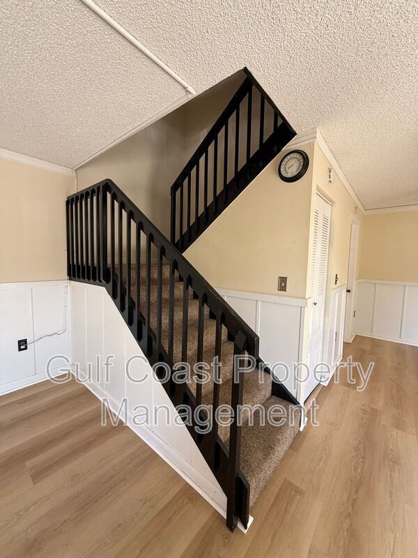 Building Photo - 5249 Cedarbend Dr