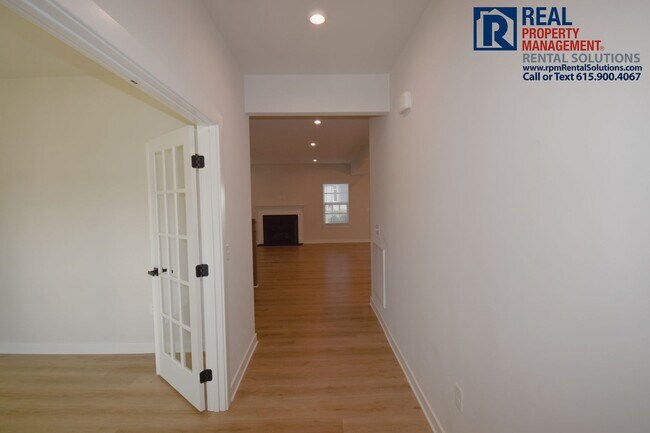 Building Photo - Amazing, modern and spacious home! 4 bd, 2...