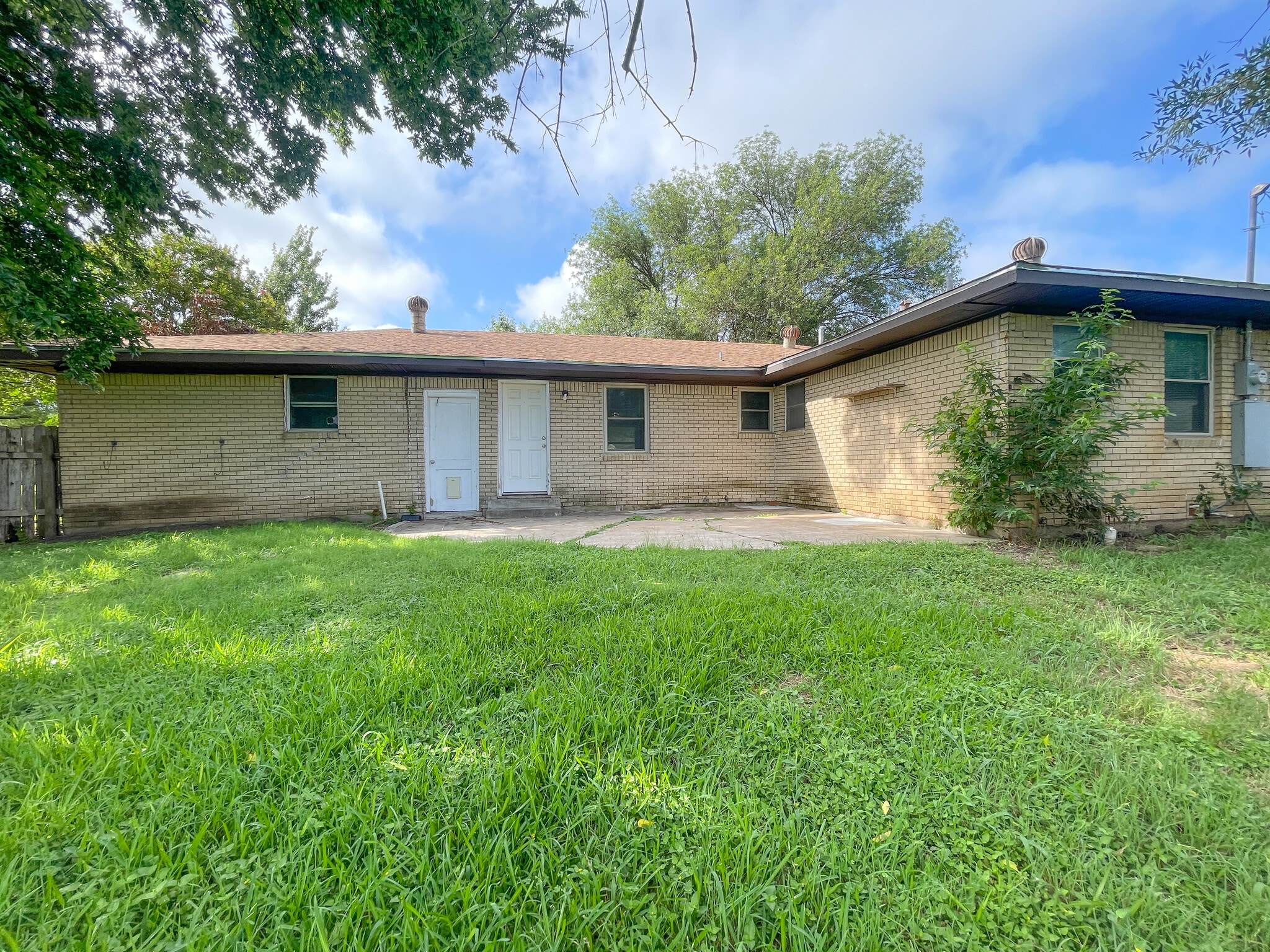 Building Photo - 110 E San Benito Dr