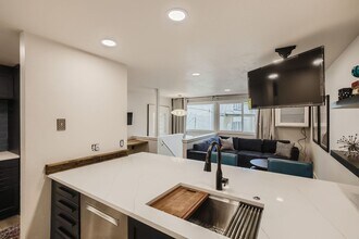 Building Photo - Central 1 BDR / 1 BA Condo in Boulder