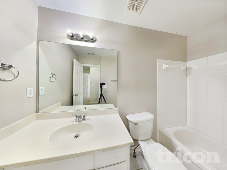 Building Photo - 716 Parkside Dr