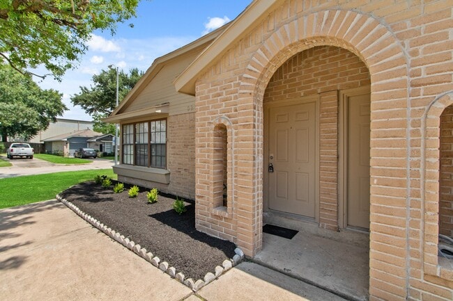 Building Photo - 5218 Beaverbrook Dr