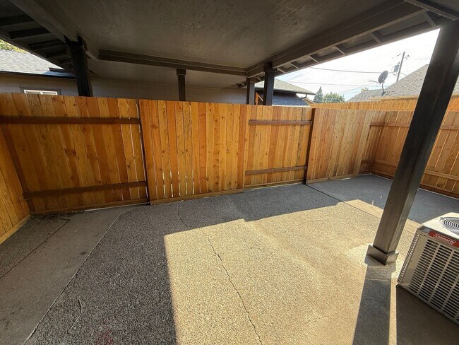 Building Photo - 1330-1334 SW 8th Ave Triplex/crema102-626