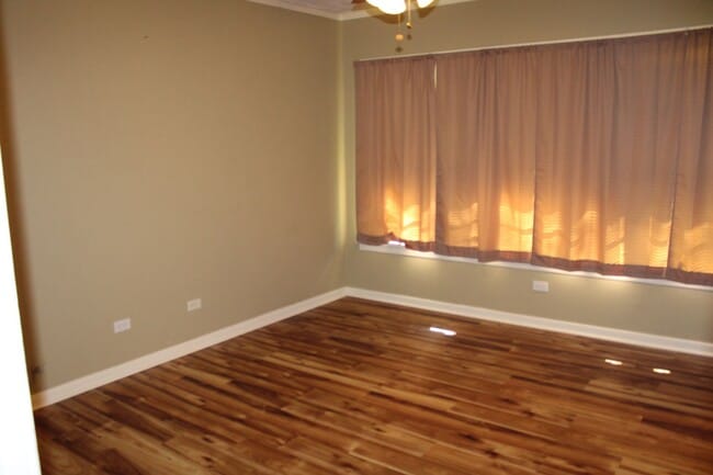 Building Photo - 3 Bedrom 2 bath with a 1 car garage