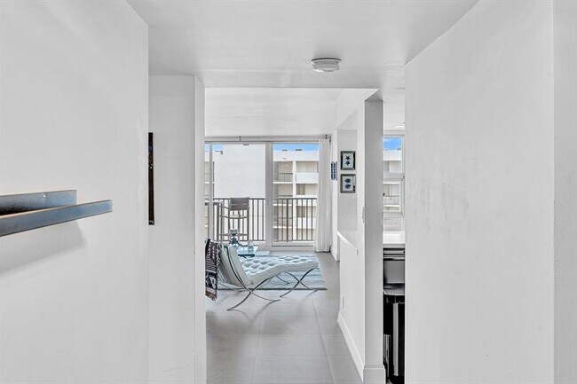 Building Photo - 525 N Ocean Blvd
