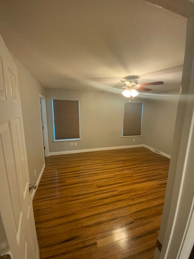 Master bed - 996 Tamara Dr