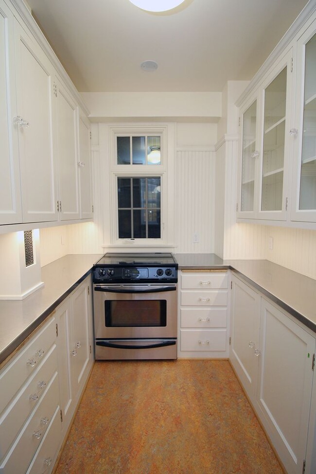 Building Photo - 1209 SW 6th Ave