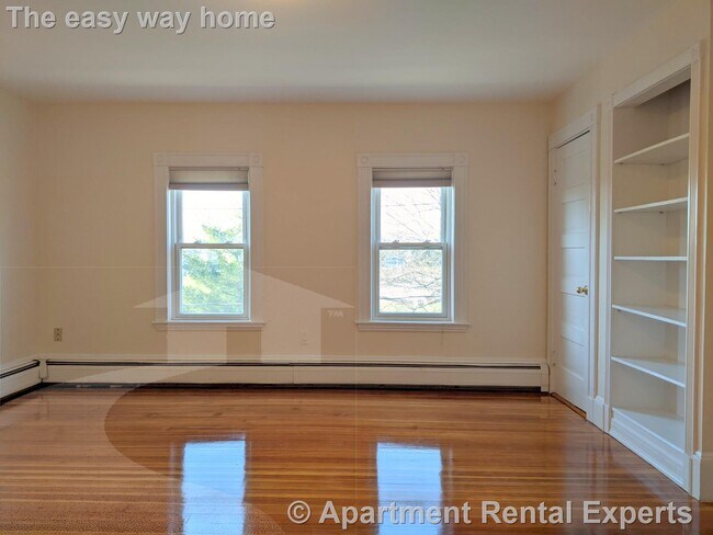 Building Photo - Nicely Updated Top Floor Two Bed Near Davi...