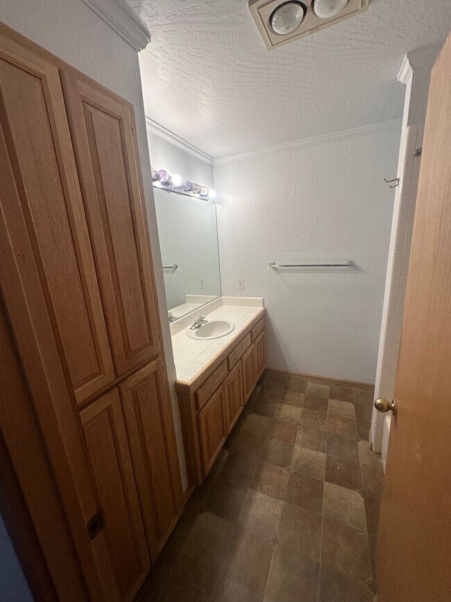 Building Photo - Long Term Glenshire Rental 3 Bed, 2.5 Bath 3 Car Garage