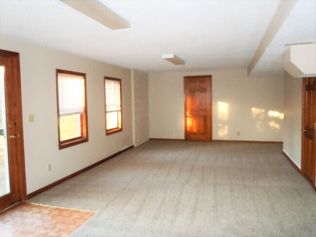 Building Photo - 3-4 Bedroom Executive Home on 5 Acres has 4 Baths and a 3 Car Garage!!