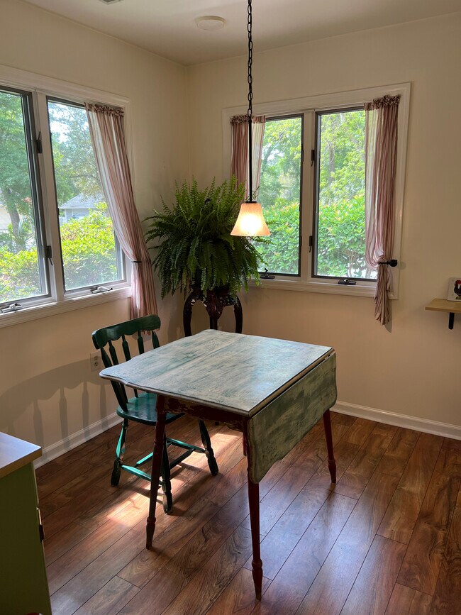 breakfast table in kitchen - 1407 BB Sams Ct