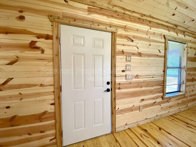 Building Photo - 624 Deer Creek Dr W