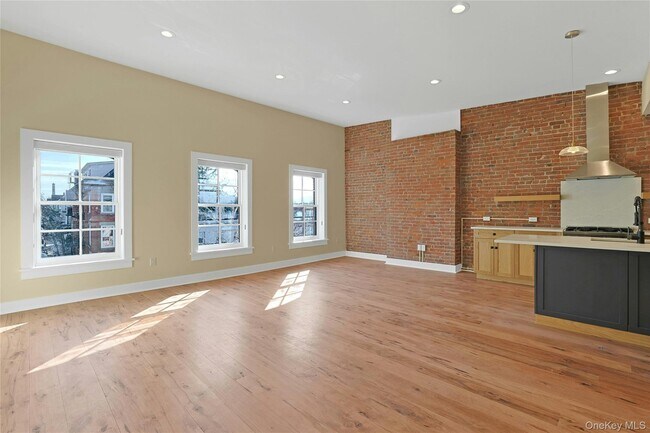 Building Photo - 19 Main St