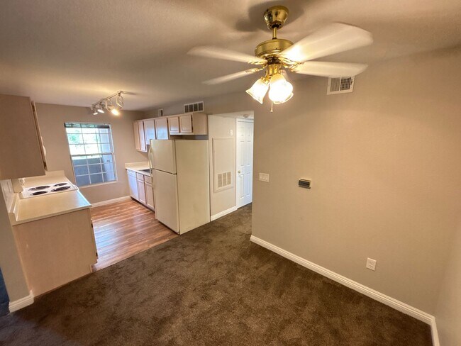 Building Photo - Cozy 1Bed/1Bath 2nd floor Condo in Henderson!  MOVE IN SPECIAL- $300 OFF FIRST MONTHS RENT!