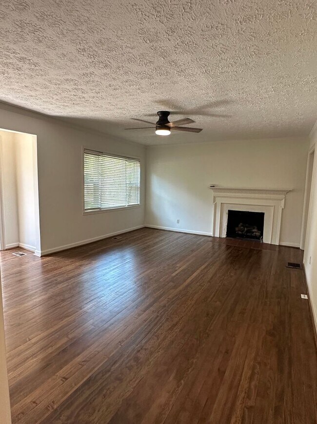 Building Photo - 2 Bedroom Cottage in Gainesville!