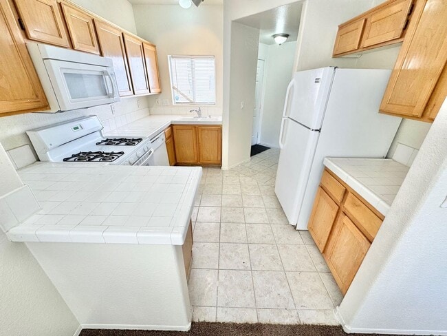 Building Photo - **BEAUTIFUL 3 BEDROOM, 2 BATHROOM DOWNSTAI...