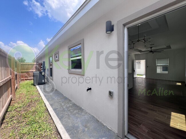 Building Photo - SUPER LOW PRICED - Like Brand New 2bed/2bath Apartment in Edinburg. Don't Miss Out!