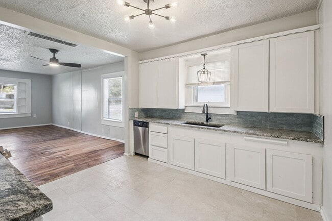 Building Photo - Bright, Spacious & Move-In Ready! Your Tul...