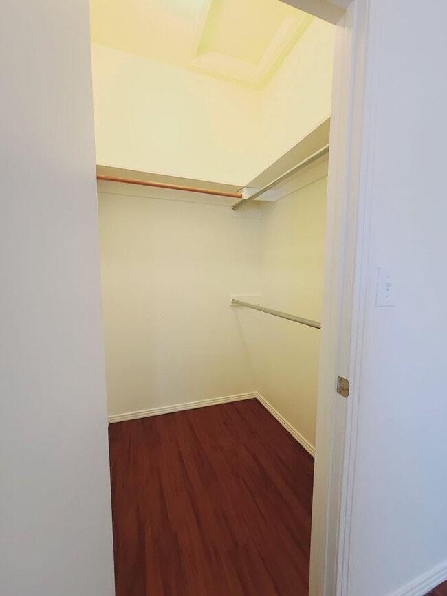 Building Photo - 606 W Hays St