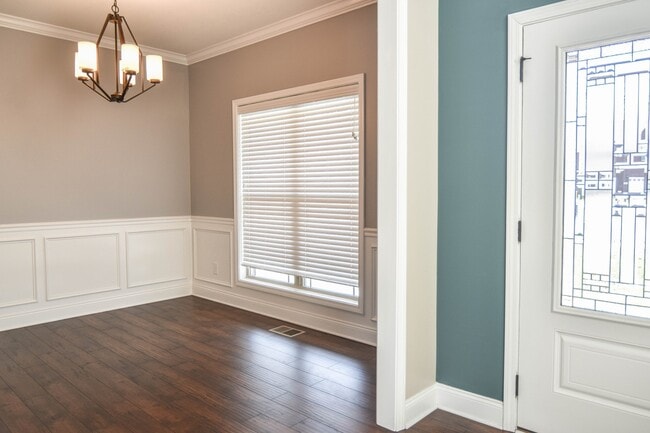 Building Photo - Dog Friendly Three Bedroom in Rossview!