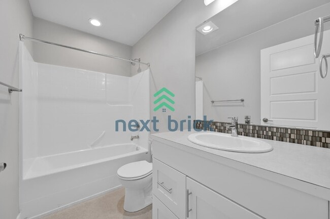 Building Photo - Spacious 3-Bed Townhouse Retreat in Bothell – 1928 Sq Ft of Comfortable Living!