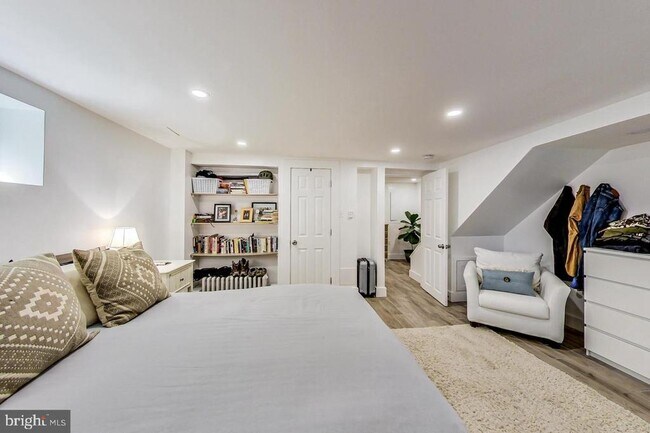 Building Photo - 213 Hawaii Ave NE