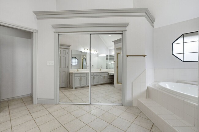 Building Photo - Beautiful & Newly Renovated 3 Bed & 2 Bath House in Heritage Hills with Private Pool