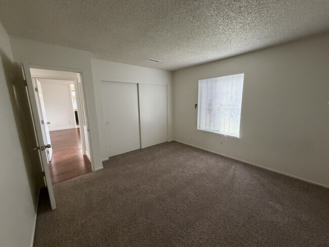 Building Photo - 560 S Quince Ave