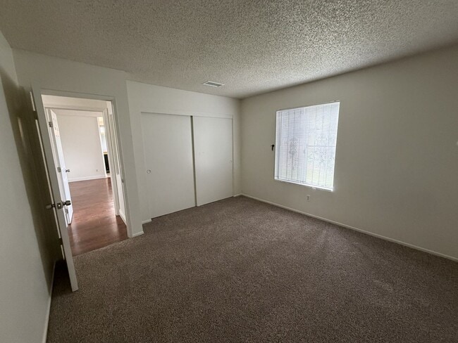 Building Photo - Available Now Spacious 5 Bedroom in Bloomington
