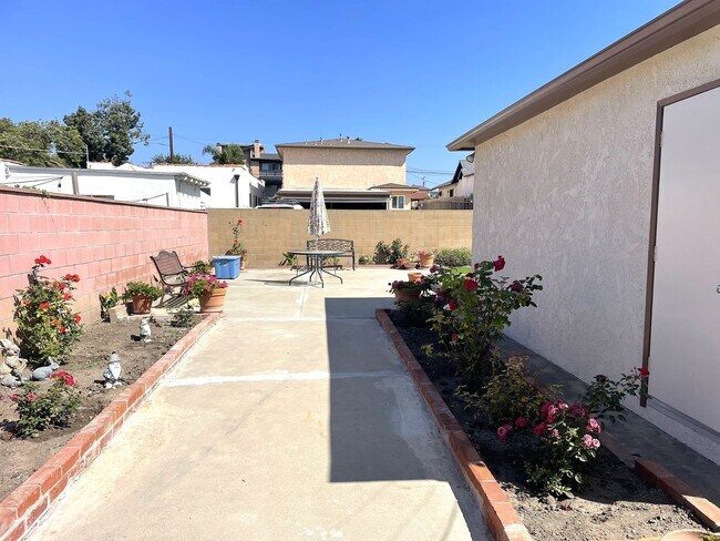 Building Photo - Charming 3-Bedroom Home with Modern Upgrad...