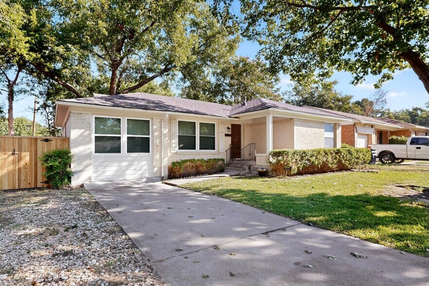 Building Photo - 2207 Housley Dr