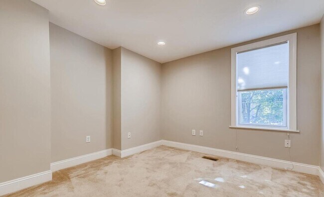 Building Photo - Charming 3 Bedroom/2.5 Bathroom Townhome with Finished Basement in Canton, MD!