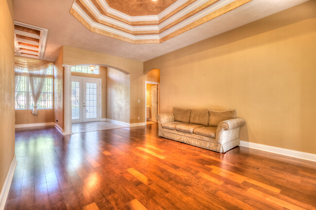 Building Photo - Stunning Pool Home in Town Park!